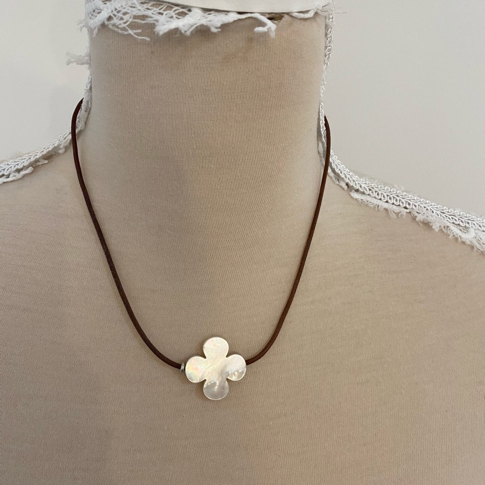 Flower checker necklace, pearl look flower